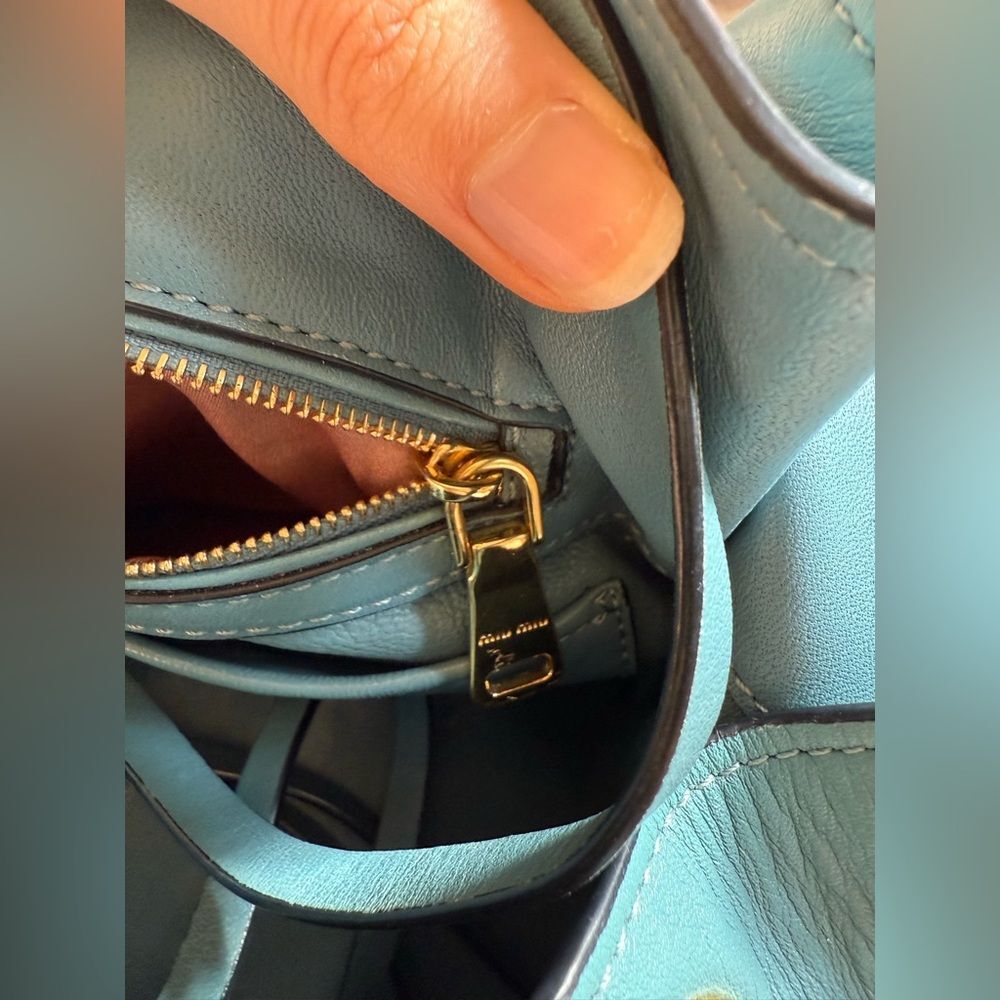 STUNNING MIU-MIU BOUTIQUE HANDBAG satchel tote bag in blue with gold hardware - Picture 8 of 15